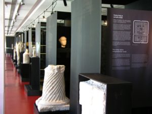 Arheolo_ki_muzej_Zadar___stalni_anti_ki_postav___02_1407750948