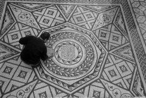 POREČ_Eufrazijeva_bazilika_popravak_mozaika_u_Maurovu_oratoriju_snimio_Vinko_Malinarić_1968